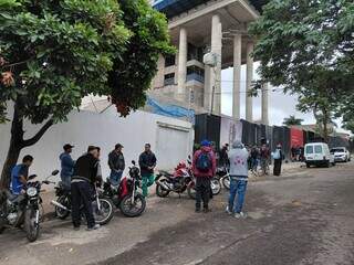 Trabalhadores terceirizados fazem paralisa&ccedil;&atilde;o por atraso no pagamento 