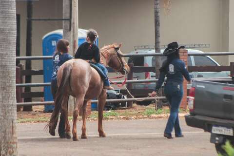 Crian&ccedil;as e fam&iacute;lias encontram amizade e terapia no Ranch Sorting