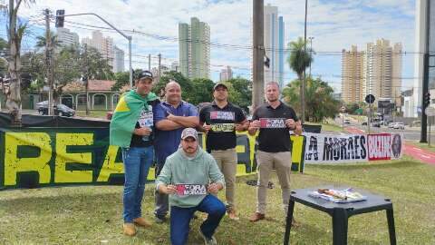 Protesto &quot;Fora Moraes&quot; recebe apoio de motoristas em avenida movimentada