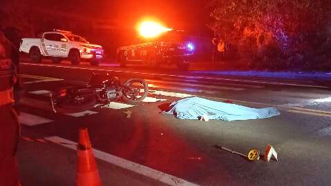 Motociclista morre ao colidir com caminh&atilde;o na BR-163