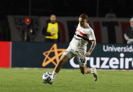Com gols de Bobadilla e Sabino, S&atilde;o Paulo supera Vit&oacute;ria no Morumbi
