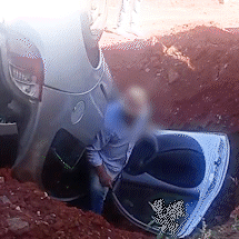 Terra cede e carro com idosos &eacute; &ldquo;engolido&rdquo; por buraco em rua sem asfalto