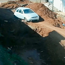 Idoso tenta passar por rua em obras e cai com o carro em um buraco