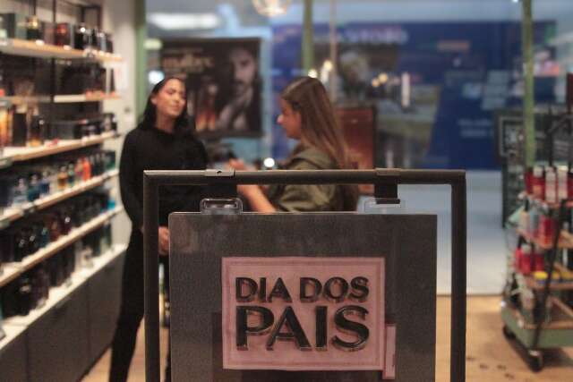 Metade dos consumidores deve gastar at&eacute; R$ 100 no presente de Dia dos Pais