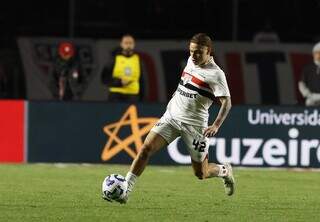 Com gols de Bobadilla e Sabino, S&atilde;o Paulo supera Vit&oacute;ria no Morumbi