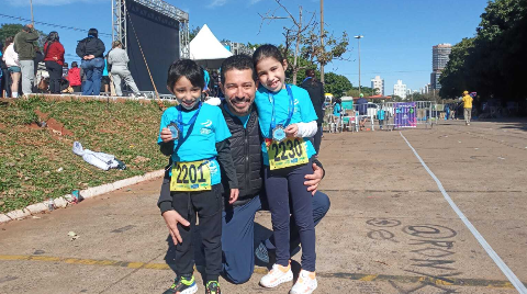 Pais aproveitam evento esportivo para celebrarem dia especial com os filhos