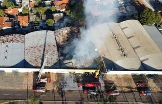 Inc&ecirc;ndio destr&oacute;i loja de cal&ccedil;ados na Avenida Gury Marques