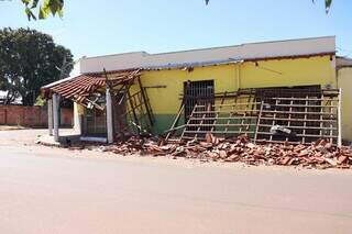 Carro destr&oacute;i telhado de im&oacute;vel comercial e capota no Dan&uacute;bio Azul