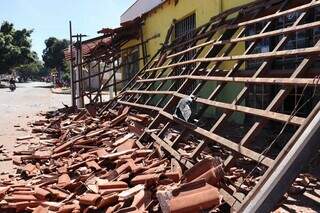 Carro destr&oacute;i telhado de im&oacute;vel comercial e capota no Dan&uacute;bio Azul