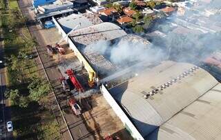 Imagens revelam cen&aacute;rio de destrui&ccedil;&atilde;o em inc&ecirc;ndio de loja de cal&ccedil;ados