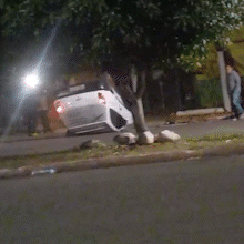 Celta capota e destr&oacute;i telhado de im&oacute;vel comercial no Dan&uacute;bio Azul