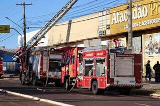 Inc&ecirc;ndio destr&oacute;i loja de cal&ccedil;ados na Avenida Gury Marques