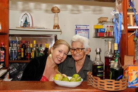 H&aacute; 17 anos, m&atilde;e e filha transformam bar de bairro em ponto tradicional