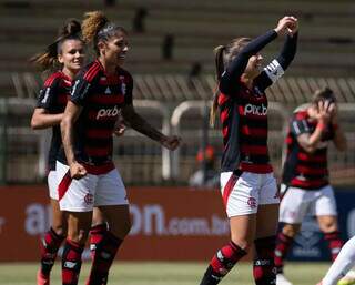 Flamengo vence Palmeiras e sai na frente em duelo pelo Brasileiro Feminino Flamengo vence Palmeiras e sai na frente em duelo pelo Brasileiro Feminino