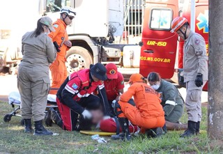 Em surto, homem escala torre de energia e &eacute; resgatado pelos bombeiros