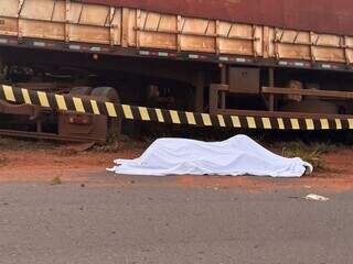 Motorista morre em acidente entre carro parado e carreta