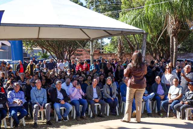 Prefeitura entrega pavimenta&ccedil;&atilde;o no Jardim Itatiaia e anuncia novas obras