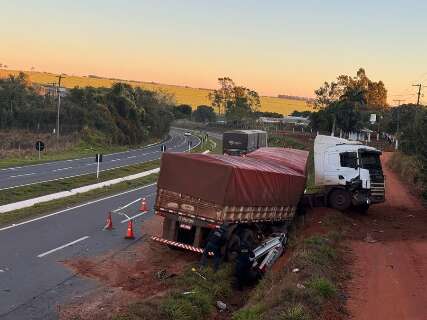 Motorista morre em acidente entre carro parado e carreta