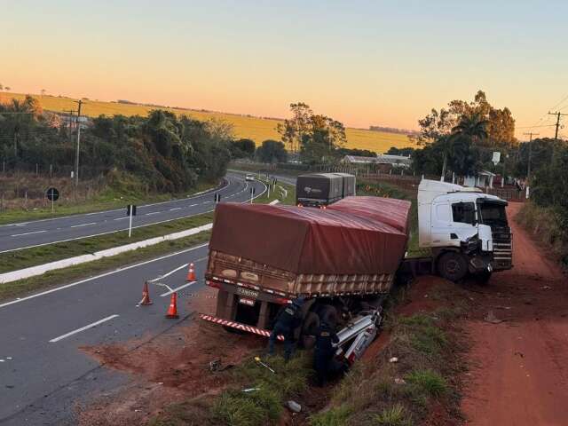 Motorista morre em acidente entre carro parado e carreta