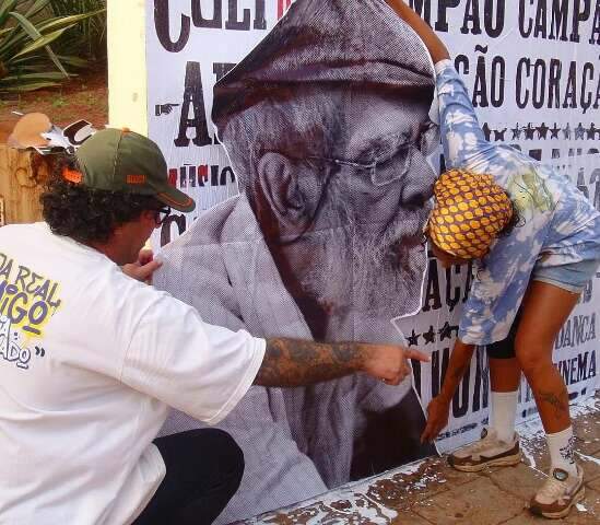 Projeto ensina lambe-lambe de gra&ccedil;a a jovens de ONGs em Campo Grande