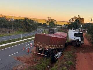 Motorista morre em acidente entre carro parado e carreta