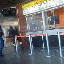Homem &eacute; flagrado quebrando guich&ecirc; e agredindo funcion&aacute;rias na Rodovi&aacute;ria
