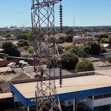 Em surto, homem escala torre de energia e &eacute; resgatado pelos bombeiros