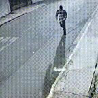 Pol&iacute;cia divulga imagens para localizar suspeito de estuprar jovem de 22 anos