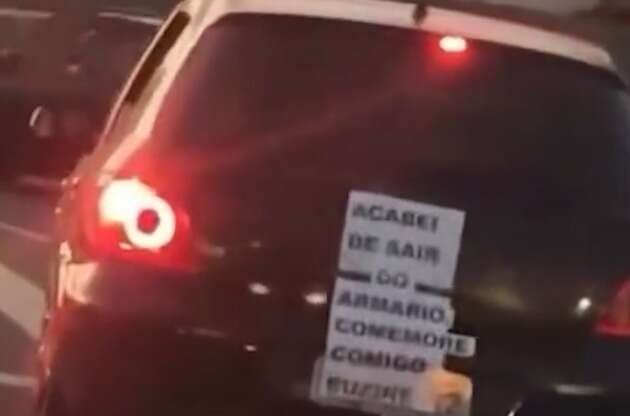Motorista celebra saída do armário com cartaz no trânsito de Campo Grande