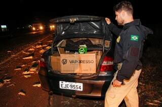Carro com carretinha de milho cai em ribanceira ap&oacute;s acidente na BR-060