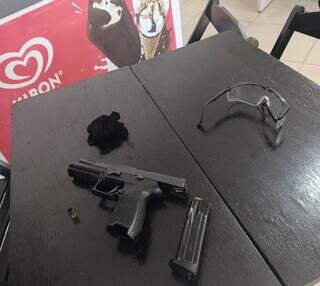Funcion&aacute;rios de posto reagem a assalto e conseguem tomar pistola de bandido
