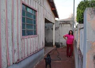Dono quis derrubar casa de madeira, mas a inquilina ama viver nela