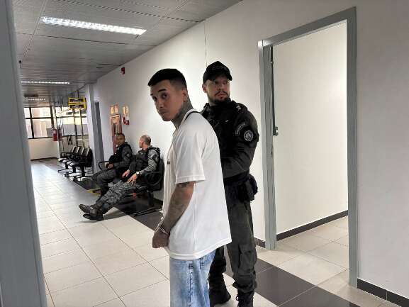 Mulher passa mal ao ver assassinos do marido e do neto na 1ª audiência judicial