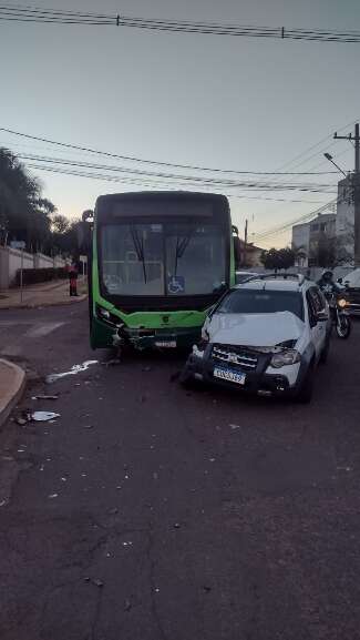 Ônibus movido a gás natural e veículo de passeio danificado após acidente de trânsito (Foto: Direto das Ruas)