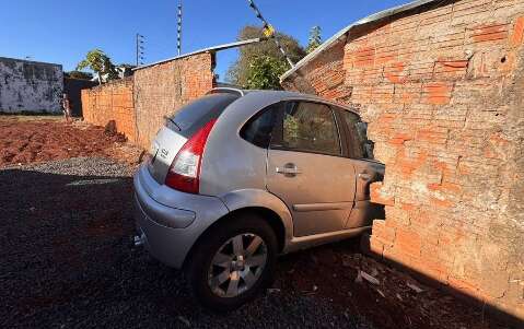Idosa passa mal ao volante e carro derruba muro de academia