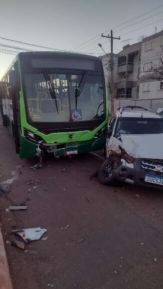 Ônibus movido a gás natural e veículo de passeio danificado após acidente de trânsito (Foto: Direto das Ruas)
