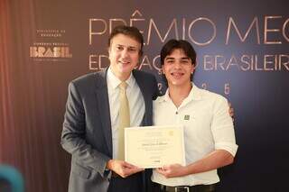 Estudantes de MS ganham “Oscar” da educação por nota na redação do Enem Estudantes de MS ganham “Oscar” da educação por nota na redação do Enem