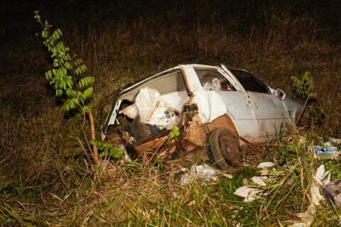 Carro com carretinha de milho cai em ribanceira ap&oacute;s acidente na BR-060