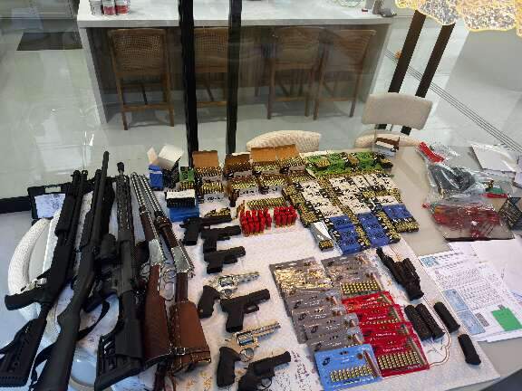 Federal apreende arsenal e pedras preciosas em ação contra fraude na Saúde