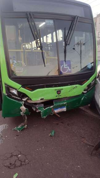 Ônibus movido a gás natural danificado após acidente de trânsito (Foto: Direto das Ruas)