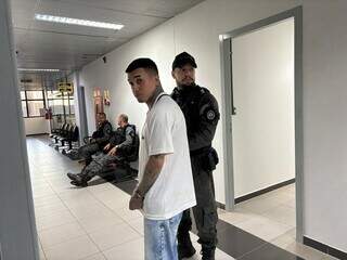 Mulher passa mal ao ver assassinos do marido e do neto na 1&ordf; audi&ecirc;ncia judicial