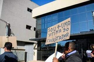 Empresa falta à audiência e vítimas seguem sem previsão de reembolso por "golpe" Empresa falta à audiência e vítimas seguem sem previsão de reembolso por "golpe"