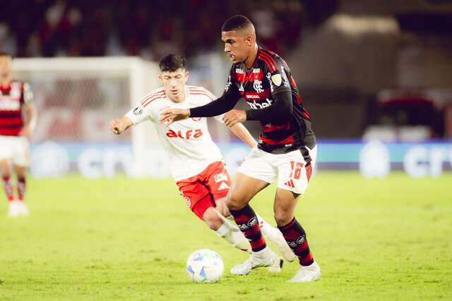 Flamengo vence Inter e larga com vantagem nas oitavas da Libertadores