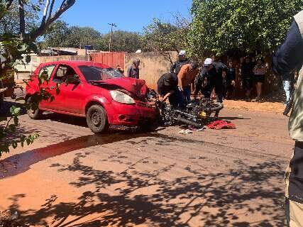 Motociclista fica em estado grav&iacute;ssimo ap&oacute;s ser arremessado sobre carro
