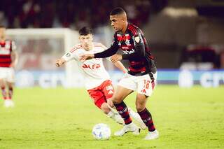 Flamengo vence Inter e larga com vantagem nas oitavas da Libertadores