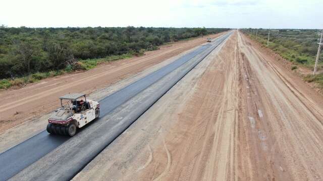 Chuva d&aacute; tr&eacute;gua e pavimenta&ccedil;&atilde;o da &ldquo;Picada 500&rdquo; avan&ccedil;a em ritmo acelerado