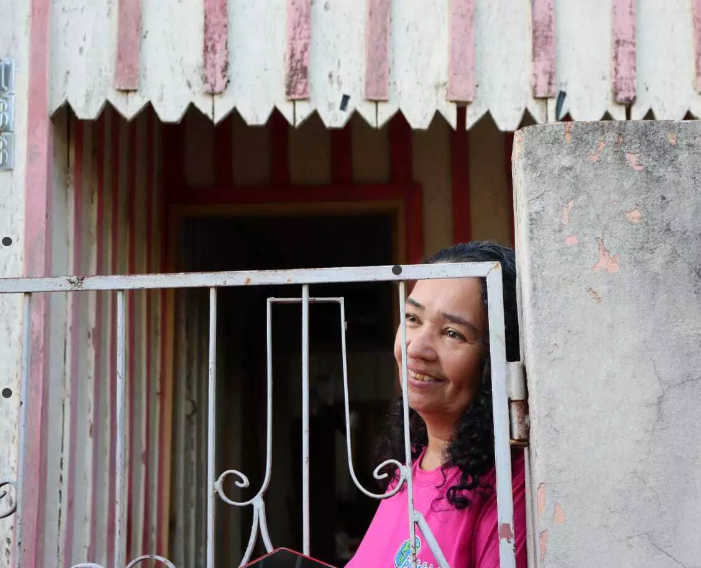 Dono quis derrubar casa de madeira, mas a inquilina ama viver nela