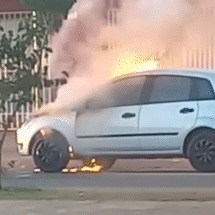Carro fica destru&iacute;do depois de pegar fogo no Jardim Noroeste