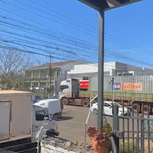 Cont&ecirc;iner enrosca em fia&ccedil;&atilde;o, danifica poste e causa apag&atilde;o no Ch&aacute;cara Cachoeira