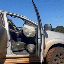 Zootecnista fica preso &agrave;s ferragens ao bater caminhonete na traseira de carreta